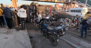 انقلاب سيارة محملة بالقمامة أعلى محور الأوتوستراد