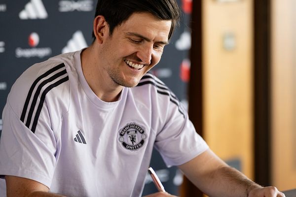 هاري ماغواير يمدد عقده مع مانشستر يونايتد