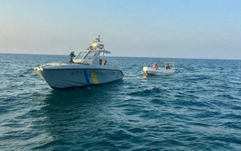 .إنقاذ سعودي ويمني تعطلت قاربهما في عرض البحر