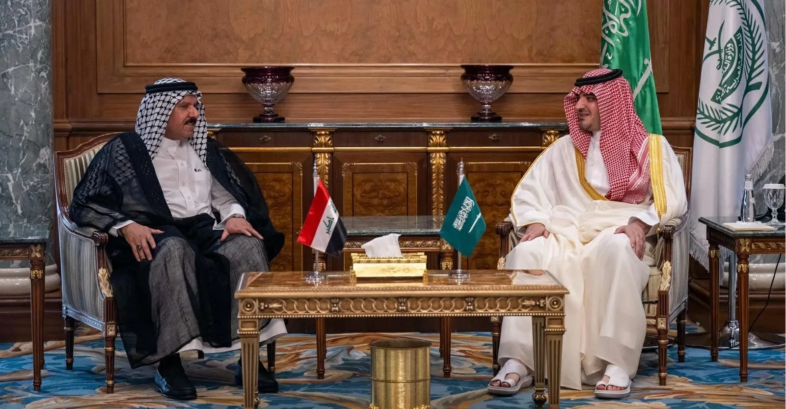 وزير الداخلية ونظيره العراقي يناقشان عدداً من الموضوعات ذات الاهتمام المشترك