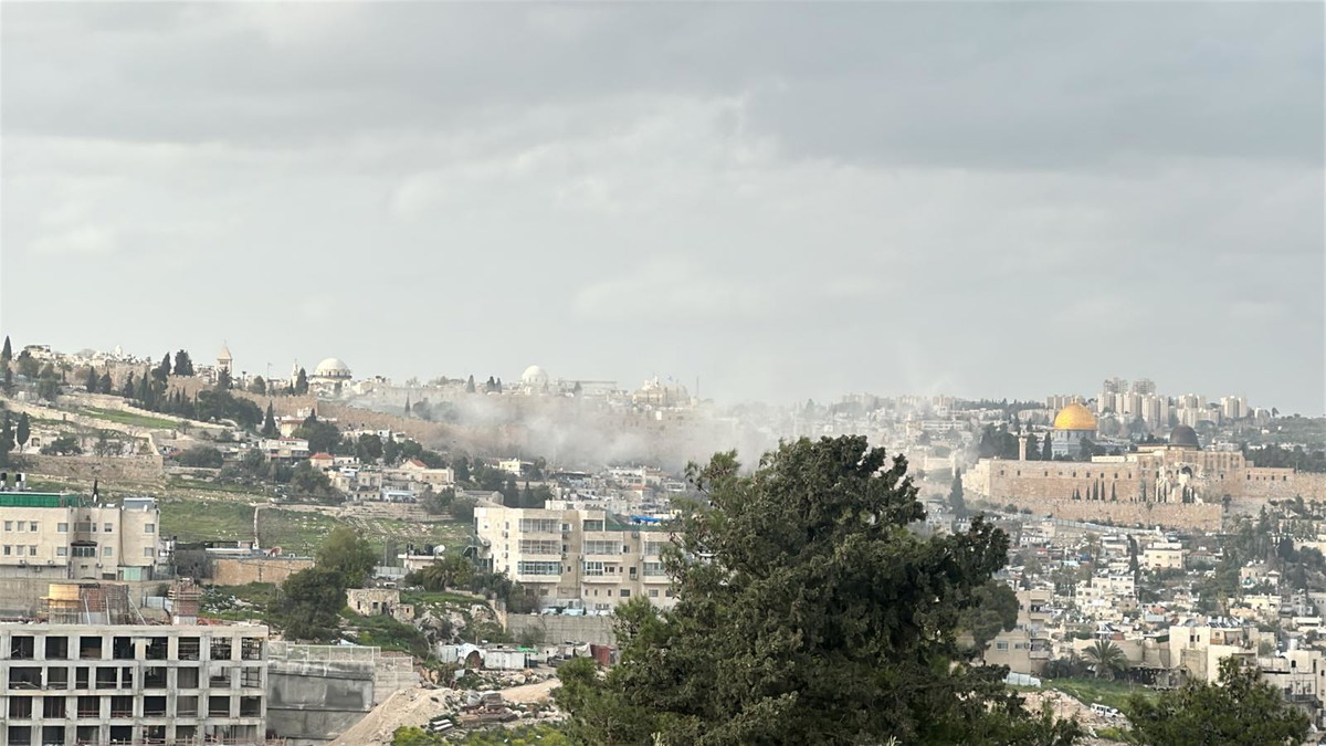 القدس: سقوط شظايا صاروخية في الحي اليهودي بالبلدة القديمة بعد إطلاق رشقة صاروخية من إيران