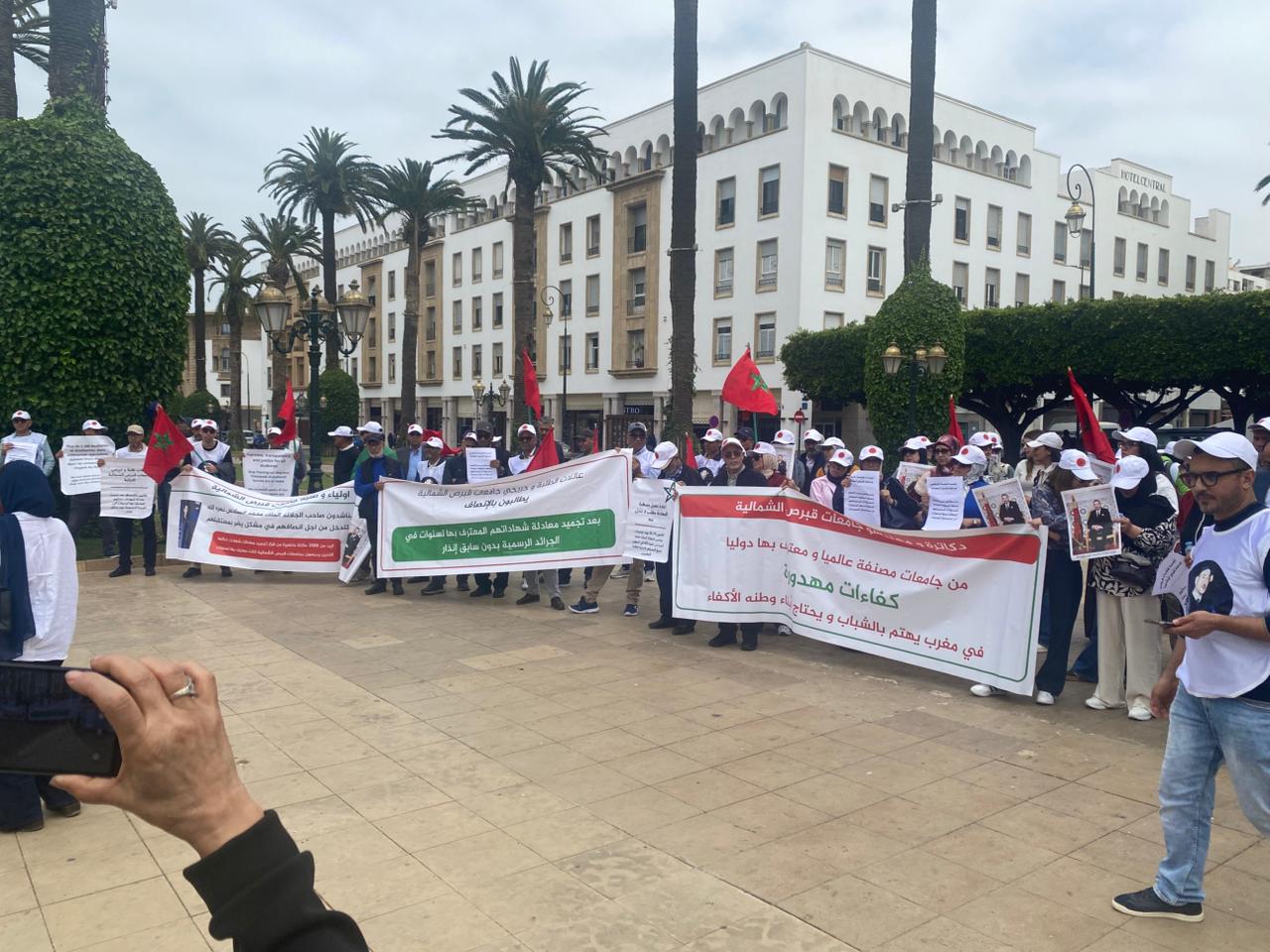 بشعارات “كفاءات مهدورة”.. خريجو جامعات قبرص الشمالية يواصلون احتجاجاتهم أمام البرلمان