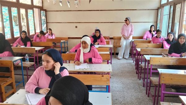 طلاب الشهادة الإعدادية بالإسماعيلية يؤدون امتحان الجبر والإحصاء اليوم