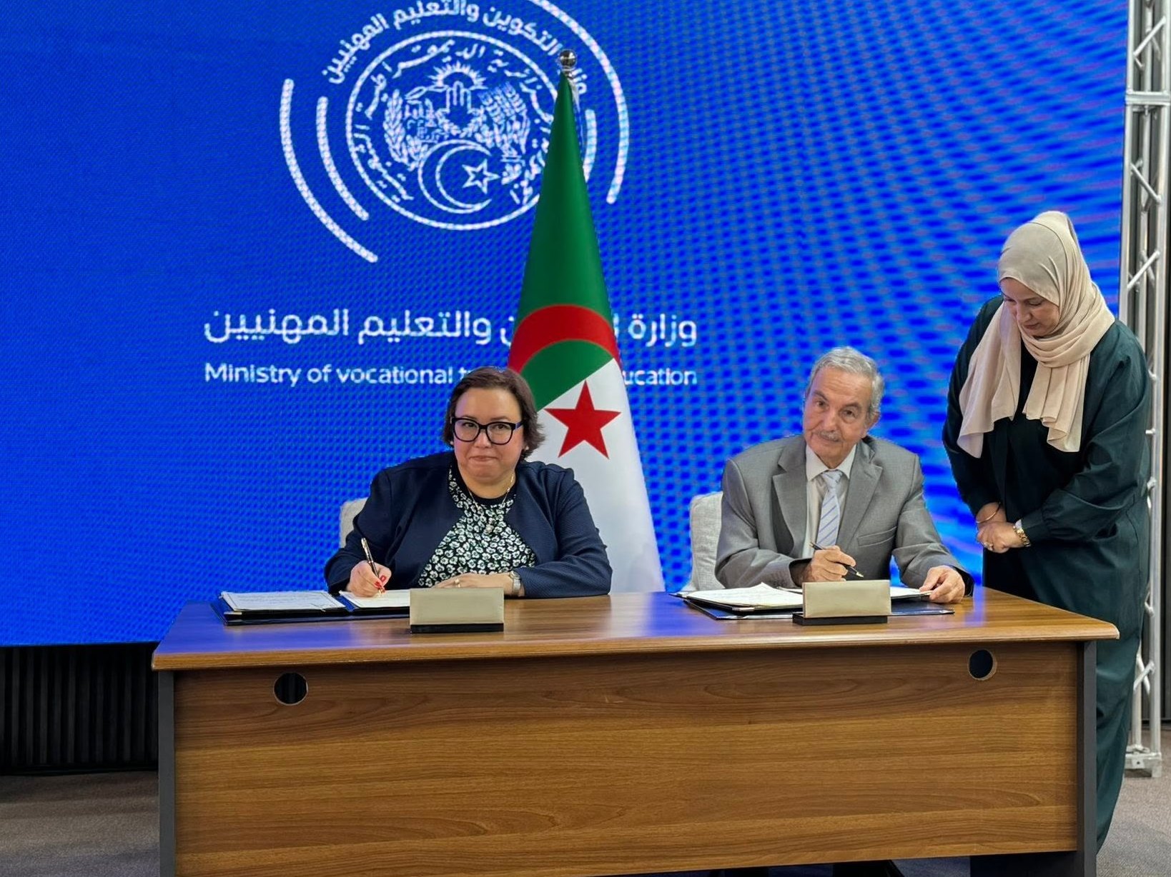 التوقيع على اتفاقية إطار بين وزارة التكوين والتعليم المهنيين والمجلس الأعلى للغة العربية