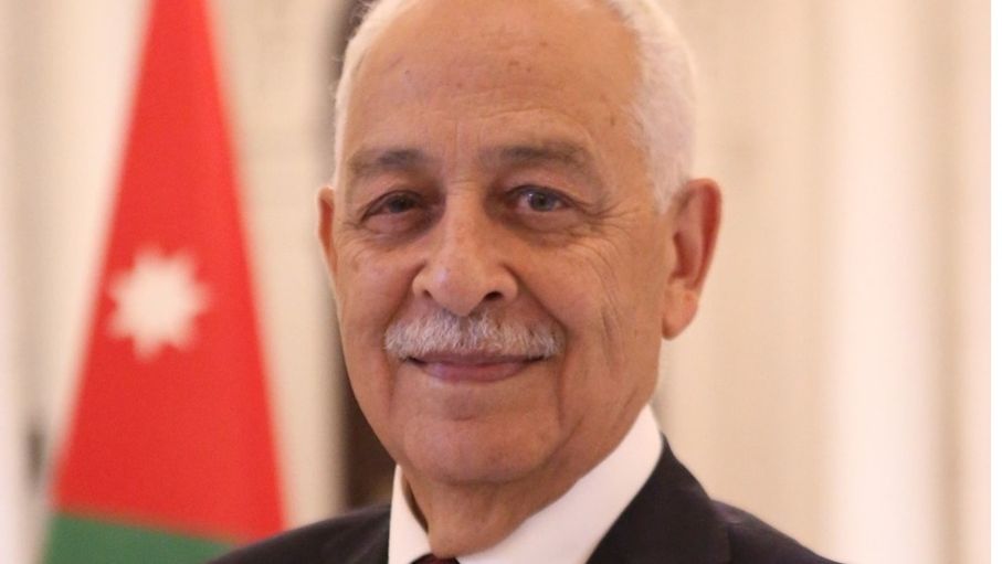 رئيس الديوان الملكي ينقل تمنيات الملك وولي العهد لوالد الشهيد الكساسبة بالشفاء العاجل
