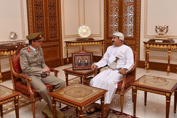 وزير المكتب السُّلطاني يستقبل مسؤولًا عسكريًّا بريطانيًا