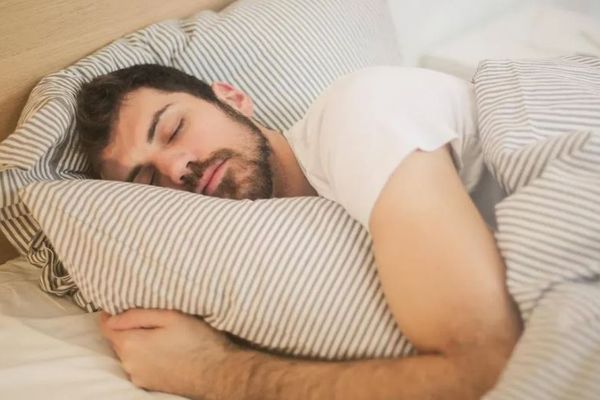 أطعمة تعزز النوم العميق.. من الموز والكرز إلى شاي البابونج