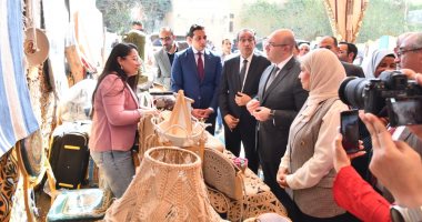 محافظ الفيوم يتفقد معرض أيادى مصر للحرف اليدوية والتراثية بقرية تونس