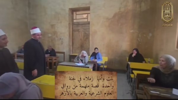 بيذاكروا ويمتحنوا مع بعض.. طالبة ووالدتها يحرصان على تلقي العلم الشرعي بالرواق الأزهري بالغربية