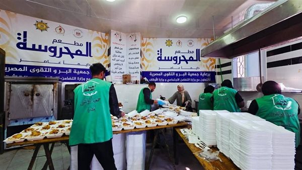إقبال كبير من الصائمين على موائد الخير في دمياط (صور)