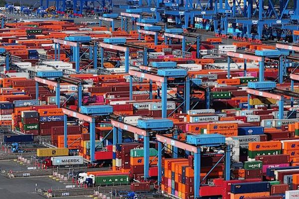 صادرات الصلب الأوروبية إلى أمريكا تهبط 30% وسط تعثر محادثات تخفيف الرسوم