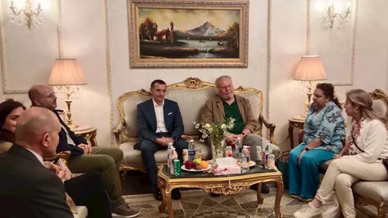 محافظ أسوان يستقبل الملك أحمد فؤاد الثاني ونجله بالمطار (صور)