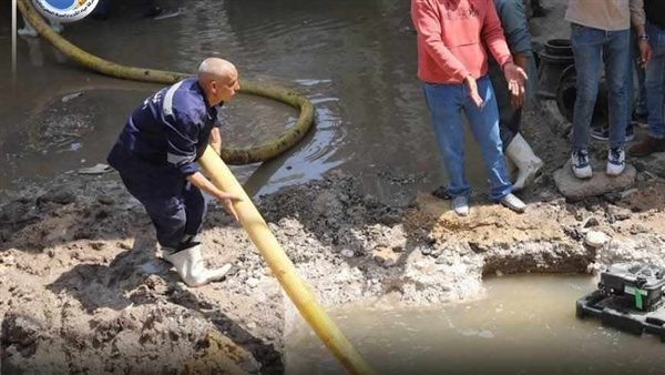 الانتهاء من إصلاح كسر خط طرد المياه محطة البنا بطريق زويل بحدائق أكتوبر