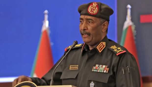 زيارة رسمية.. رئيس مجلس السيادة السوداني يصل جدة للقاء ولي العهد السعودي