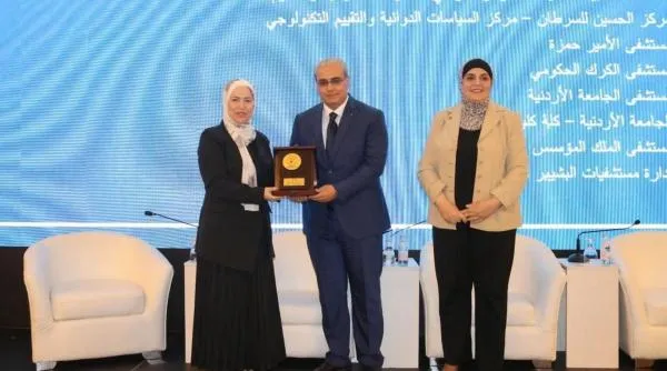 وزير الصحة يكرّم ضابط ارتباط مركز اليقظة الدوائية بمستشفى الملك المؤسس