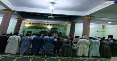 بث مباشر.. سكينة وخشوع فى صلاة التراويح بأسوان