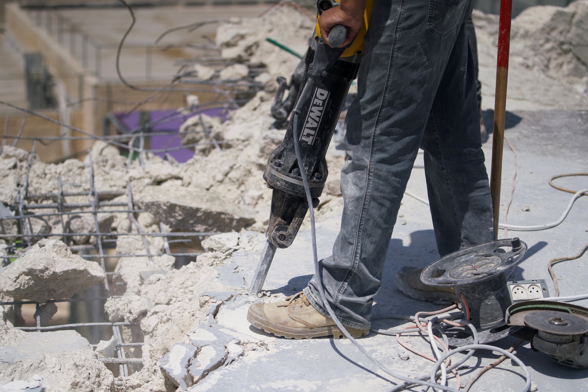 العدو الإسرائيلي يجبر فلسطينيا على هدم منزله في بلدة العيسوية بالقدس المحتلة