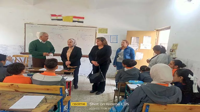 مديرة تعليم القاهرة تتفقد إدارة الزيتون التعليمية وتؤكد: لا تهاون في ا