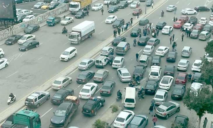 قرار الحكومة اللبنانية فرض زيادة على سعر صفيحة البنزين يُشعل الشارع