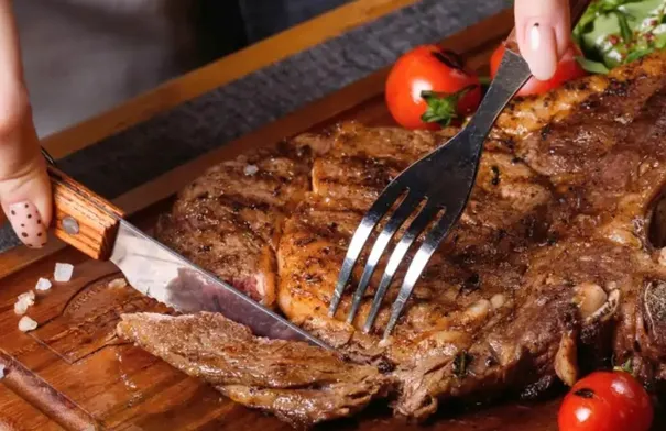 هل تؤثر كثرة تناول اللحوم في عيد الأضحى على النوم وزيادة الأرق؟