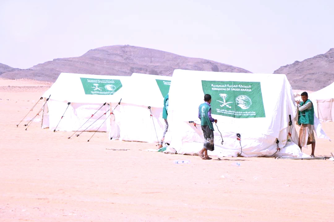 مركز الملك سلمان يوزّع حقائب إيوائية وخياماً لإغاثة 720 مستفيداً في حضرموت