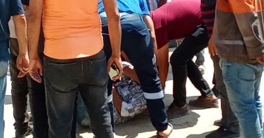 خلع فى الكتف.. «نباش قمامة» يصدم موظفا بحى ببورسعيد ويفر هاربا «صور»