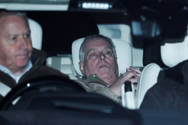 أندرو شقيق ملك بريطانيا يغادر مركز الشرطة بعد احتجازه لساعات