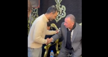 لقطة إنسانية بين الخطيب وأحمد مرتضى في عزاء أسطورة الترسانة تشعل منصات التواصل