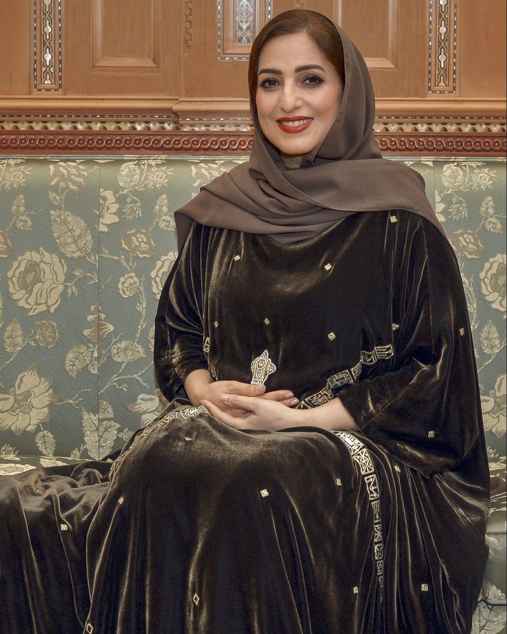 لفتة إنسانية .. السيدة جليلة توجه بدعم مالي لمبادرة “فك كربة”
