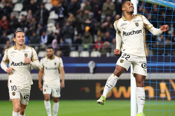 لنس يستعيدُ صدارة الدوري الفرنسي بخماسيّة في شباك باريس أف سي