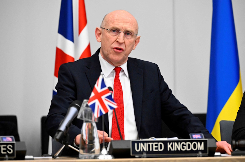 هيلي يطمح لأن يكون أول وزير دفاع بريطاني يرسل قوات إلى أوكرانيا