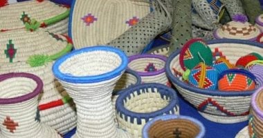 صبر وإتقان وحفاظ على الهوية التراثية فى الواحات.. صناعة الخوص اليدوية حولت آلاف الأطنان من مخلفات النخيل إلى قطع فنية وأدوات مزارعى الوادى الجديد.. العلاقة و الشادوف والفِرد والحصير المزركش أهم المنتج