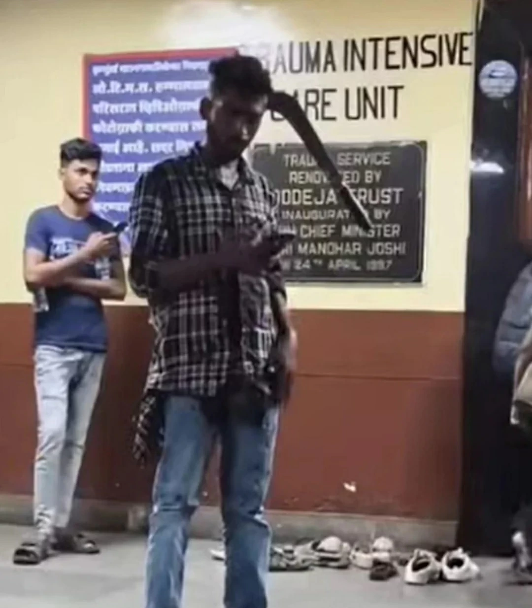 مومباي.. شاب يصدم الأطباء بساطور مغروس في رأسه