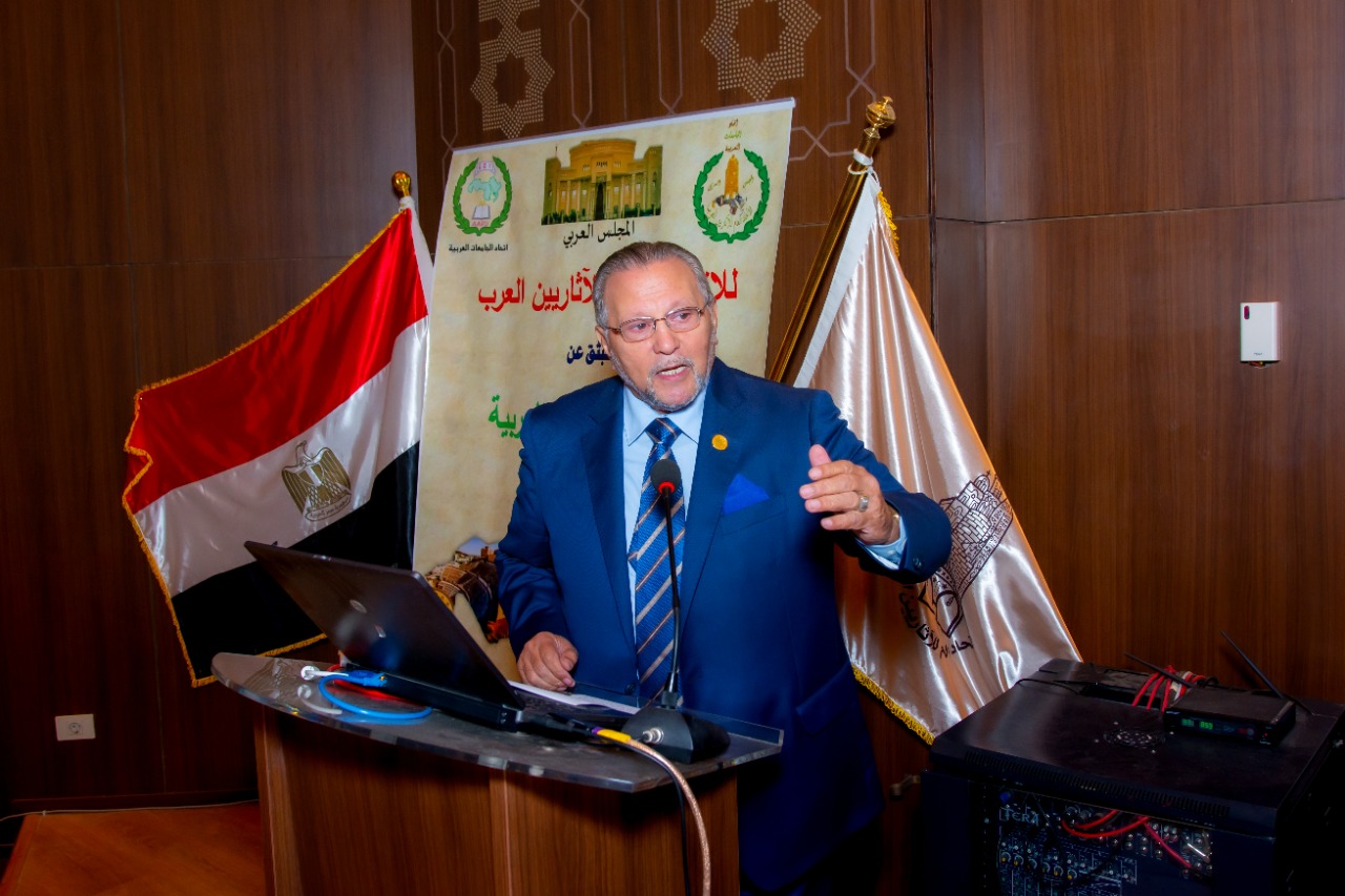 الآثاريين العرب يناشد بـ وقف بيع مخطوط قصيدة "البُردة"