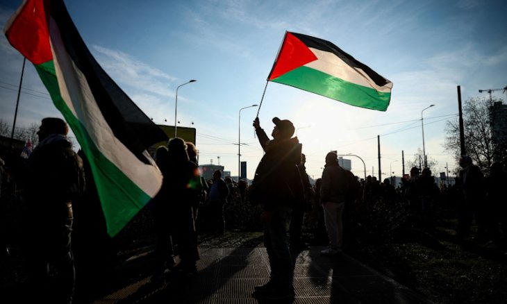 الشرطة الإسرائيلية تصادر علم المجر من متظاهر بزعم تشابهه مع الفلسطيني