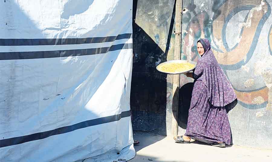 معمول من الفاقة… نساء غزة يخبزن «مؤونة الحرمان» في مخيمات النزوح