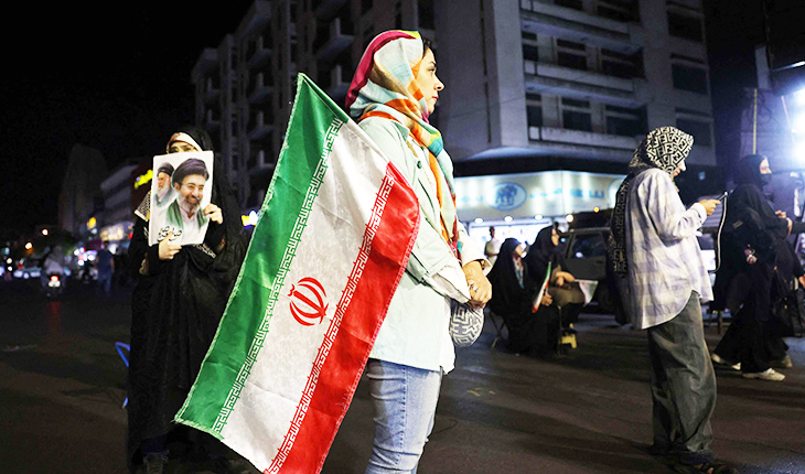 حرب حول علم إيران… مواجهة بين أنصار الملكية البهلوية وداعمي الجمهورية الإسلامية