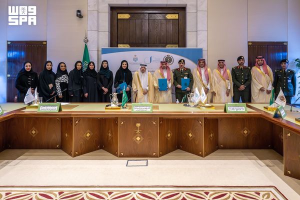 فيصل بن بندر يرعى توقيع اتفاقية بين الخدمات الطبية بالداخلية وسجون الرياض وجمعية رفيدة