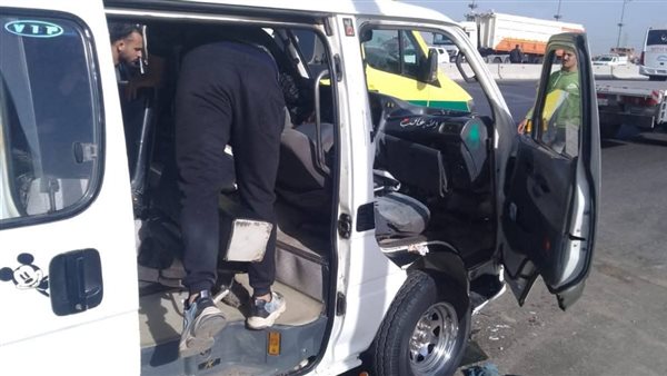 إصابة 3 أشخاص في حادث تصادم بالطريق الصحراوي بالصف