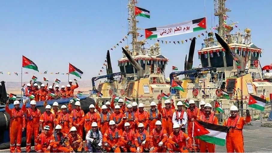 ‏"ميناء العقبة للخدمات البحرية " تحتفي بيوم العلم بتزيين قاطراتها في خليج العقبة