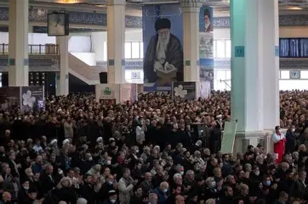 مصلى الامام الخميني يستقبل اعتباراً من الليلة الملايين من عشاق الامام الشهيد علي الخامنئي
