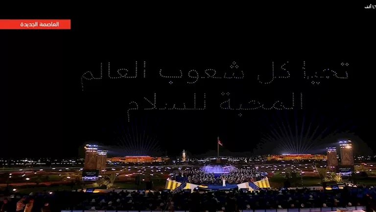 طائرات مسيرة ترسم "تحيا شعوب العالم المحبة للسلام" أمام السيسي