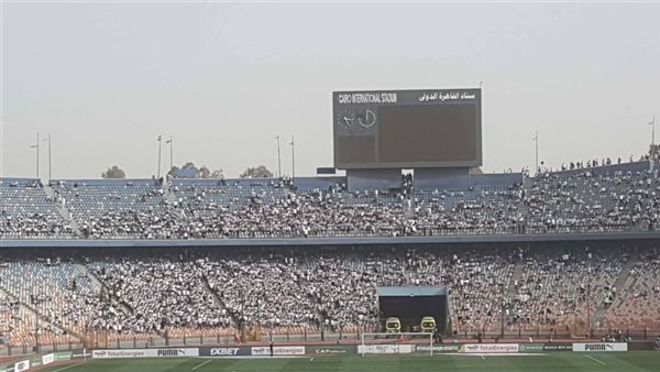 جماهير الزمالك تتوافد علي استاد القاهرة قبل مواجهة شباب بلوزداد (فيديو)
