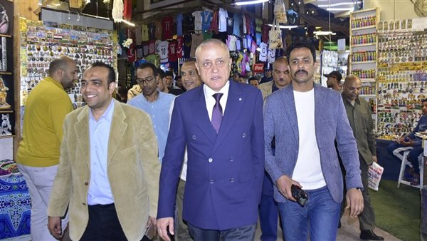 محافظ الأقصر يتفقد شارع السوق السياحي في جولة مسائية (صور)