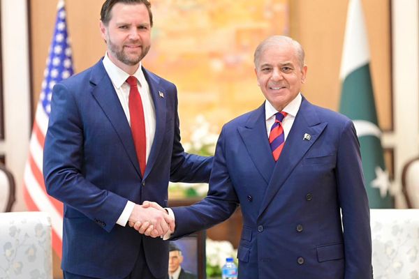 رئيس الوزراء الباكستاني يعقد اجتماعًا مع نائب الرئيس الأمريكي