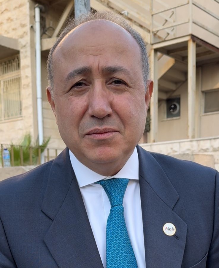 خمسة عقود مقاربة بين الحرف والرصاصة.