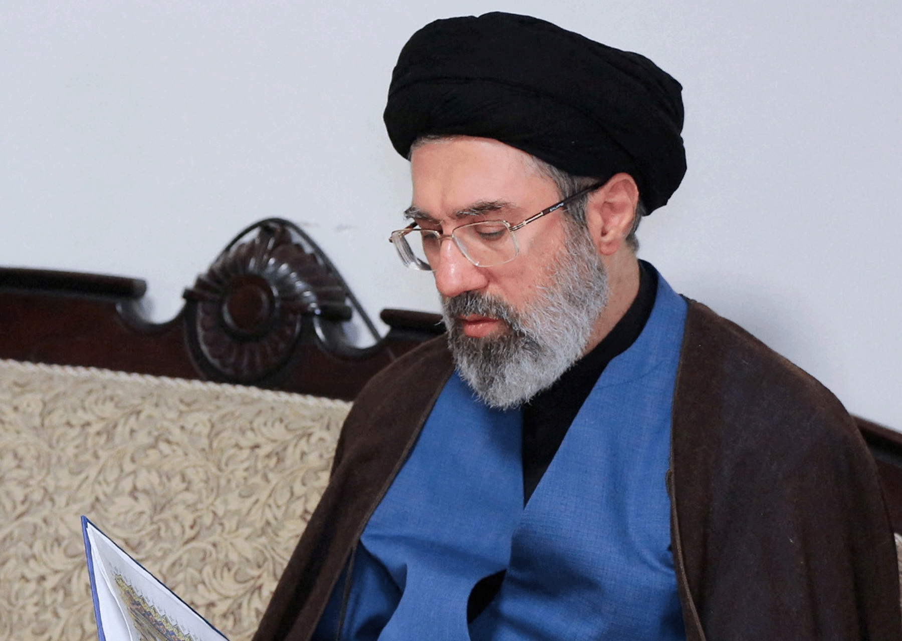 آية الله السيد مجتبى خامنئي قائداً جديداً للثورة الإسلامية