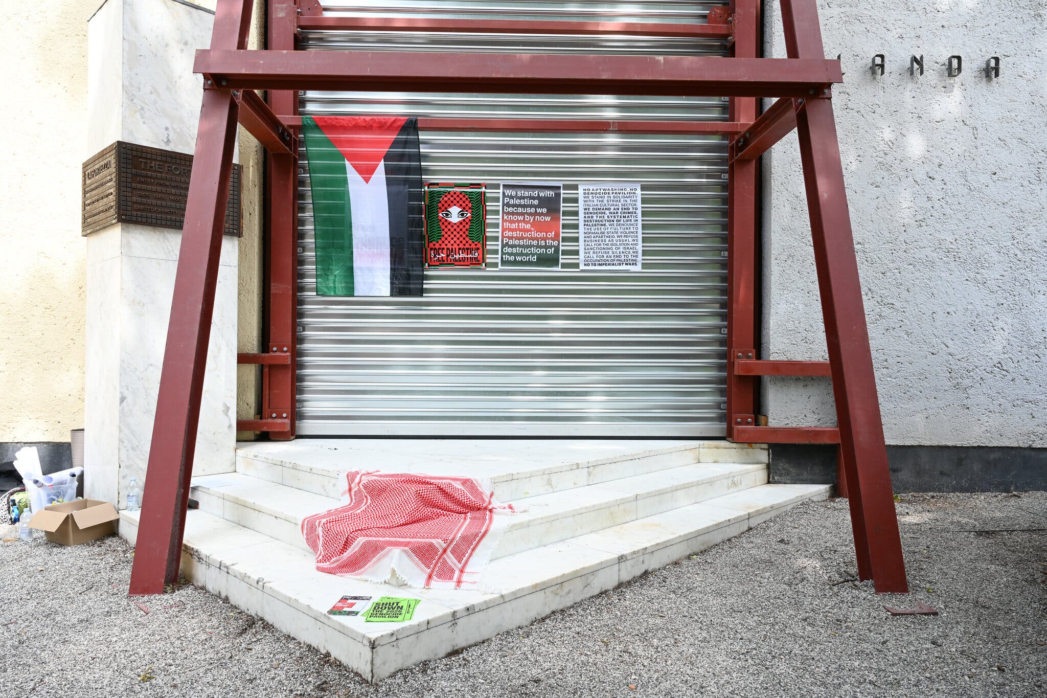 احتجاجا على حضور “إسرائيل”.. موجة إغلاقات تضرب أكبر معرض فني في العالم