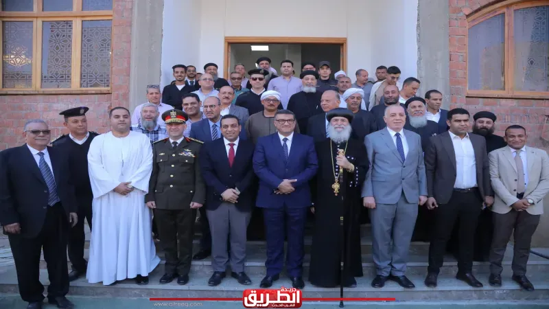محافظ قنا ومدير الأمن يقدمان التهنئة للأنبا بيمن مطران قوص ونقادة بعيد القيامة المجيد