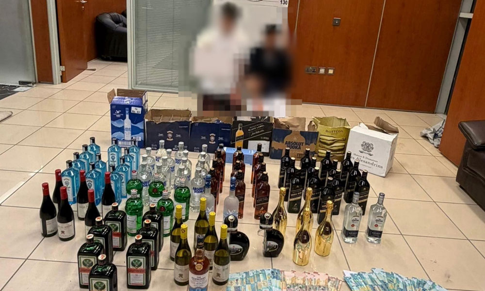 الداخلية: ضبط شخصين بحوزتهما 85 زجاجة يُشتبه بأنها مواد مسكرة